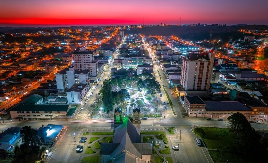 Vista urbana de São Joaquim SC, com montanhas ao fundo