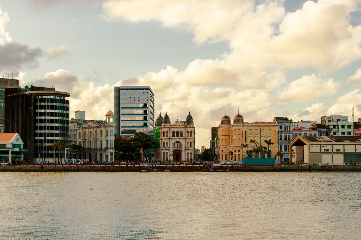 Paisagem urbana de Recife, Pernambuco, com prédios ao longo de um rio