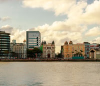 Paisagem urbana de Recife PE com prédios ao longo de um rio