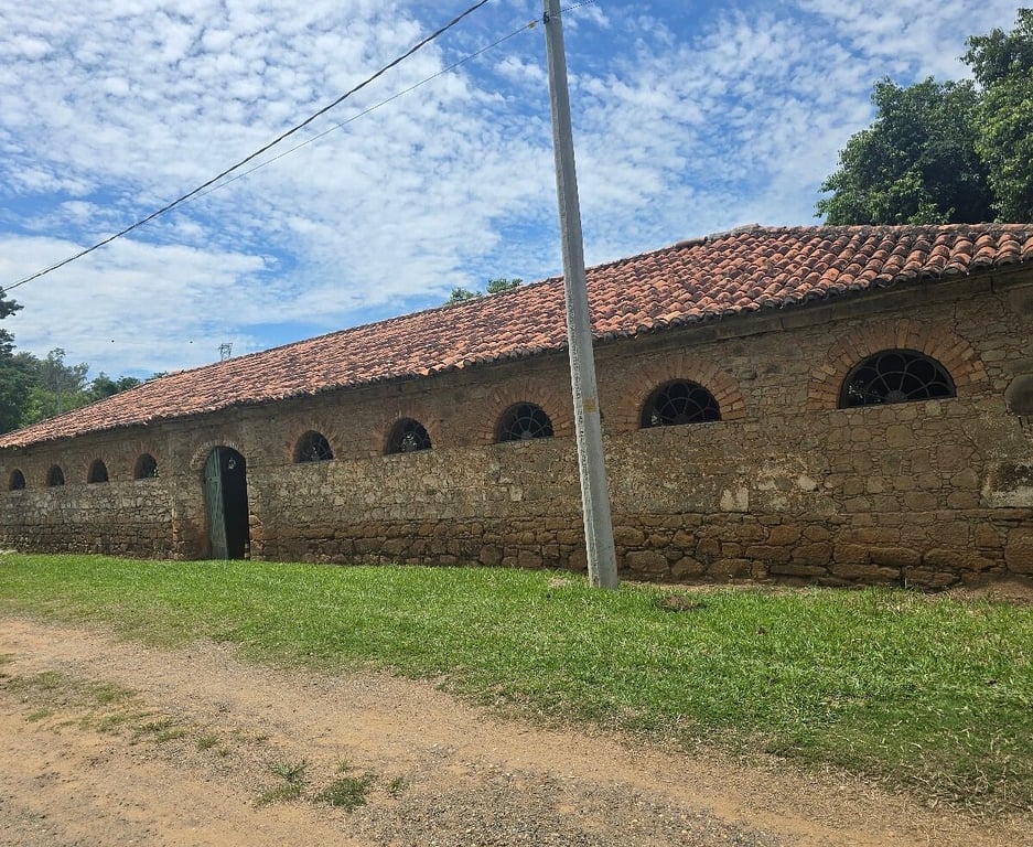Ruínas históricas da Real Fábrica de Ferro na Floresta Nacional de Ipanema