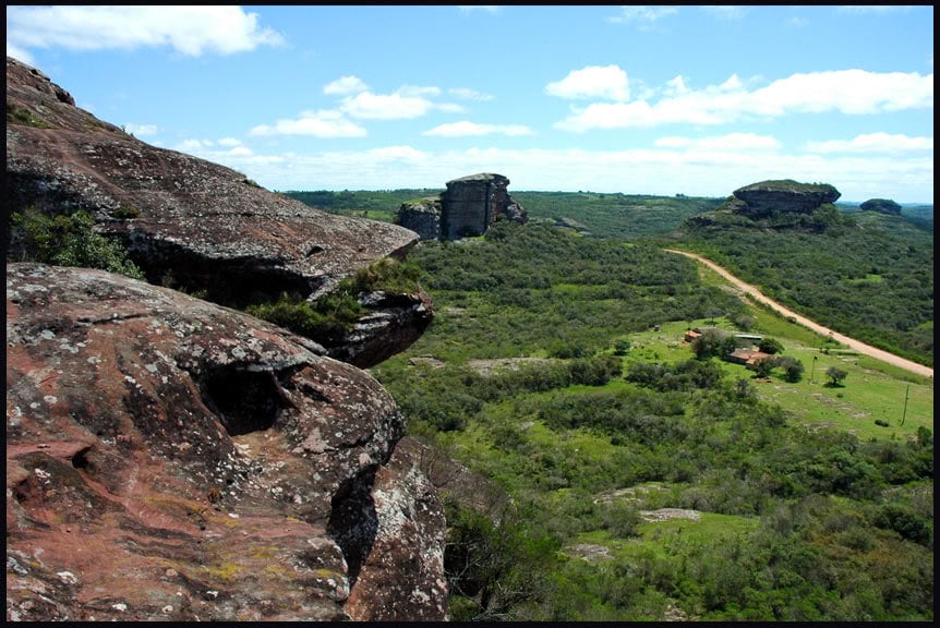 Estrada e paisagem do Pampa na Fronteira Oeste do RS