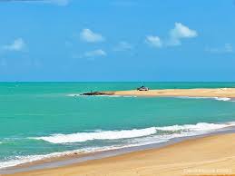 Falésias e mar no litoral sul do Rio Grande do Norte ao entardecer