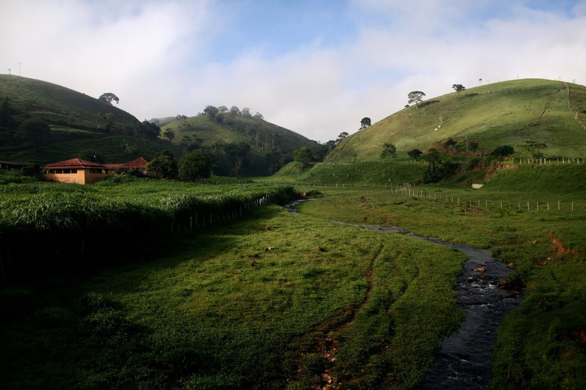 Paisagem do interior do norte do RS, com lavouras e morros ao fundo