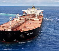 Navio-tanque atracado em terminal marítimo, ao entardecer