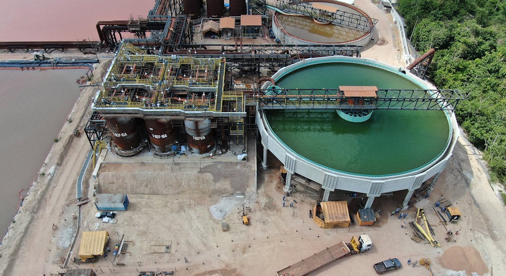 Estrutura de uma estação de tratamento de água, com tanques e equipe técnica