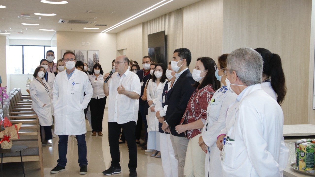 Ambiente de unidade básica de saúde com equipe em atendimento