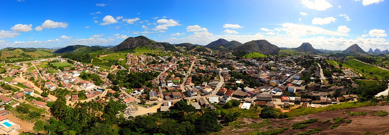 Vista panorâmica de Vila Pavão (ES) integrada ao relevo montanhoso do Noroeste capixaba