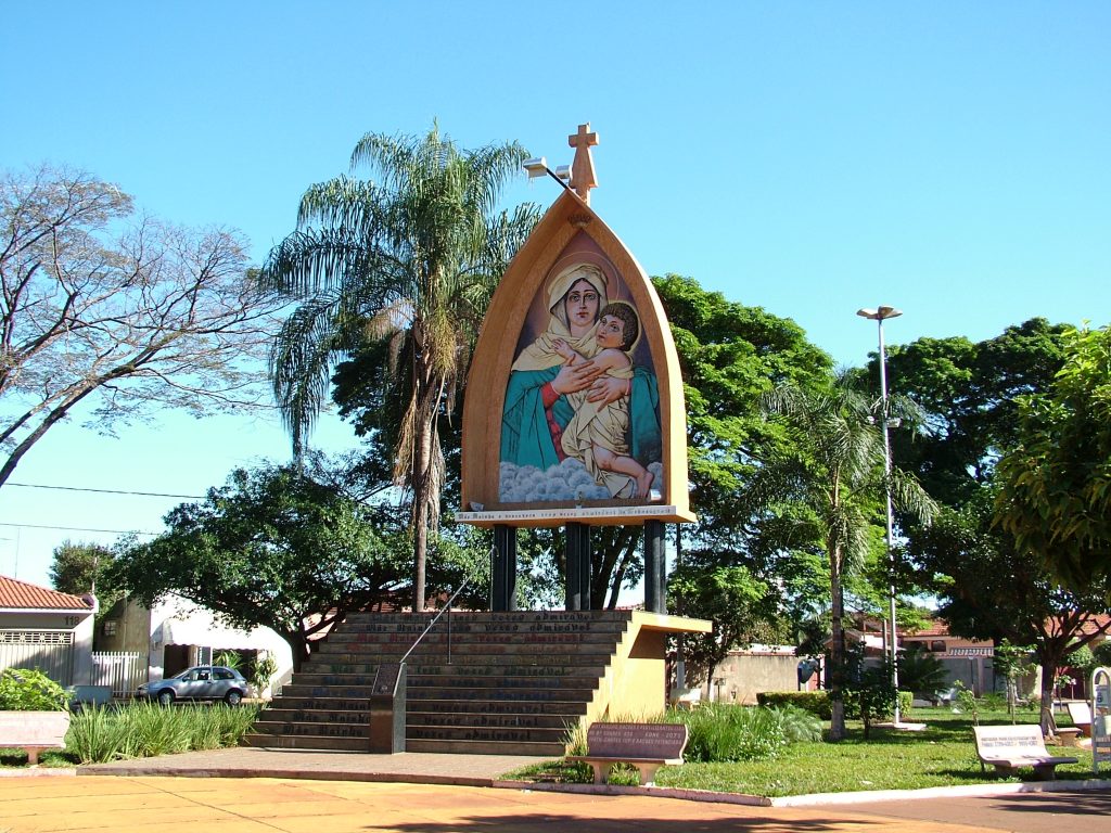 Praça central de Ituverava SP, com escadaria e imagem de Nossa Senhora.
