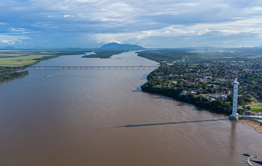Vista aérea de Boa Vista RR ao pôr do sol, com o rio Branco e a cidade ao fundo