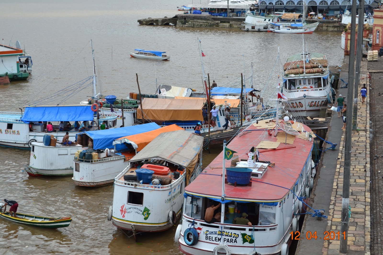 Vista do Ver-o-Peso e orla de Belém, com barcos e a baía ao fundo