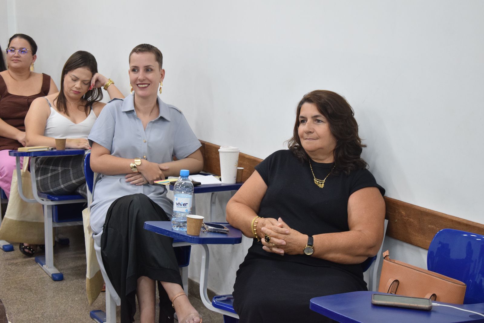 Equipe multiprofissional em reunião/acolhimento em ambiente institucional de assistência social.