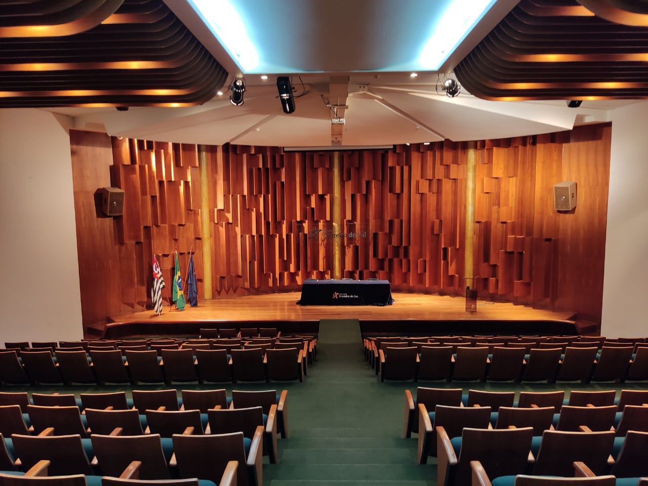 Auditório universitário preparado para conferência acadêmica