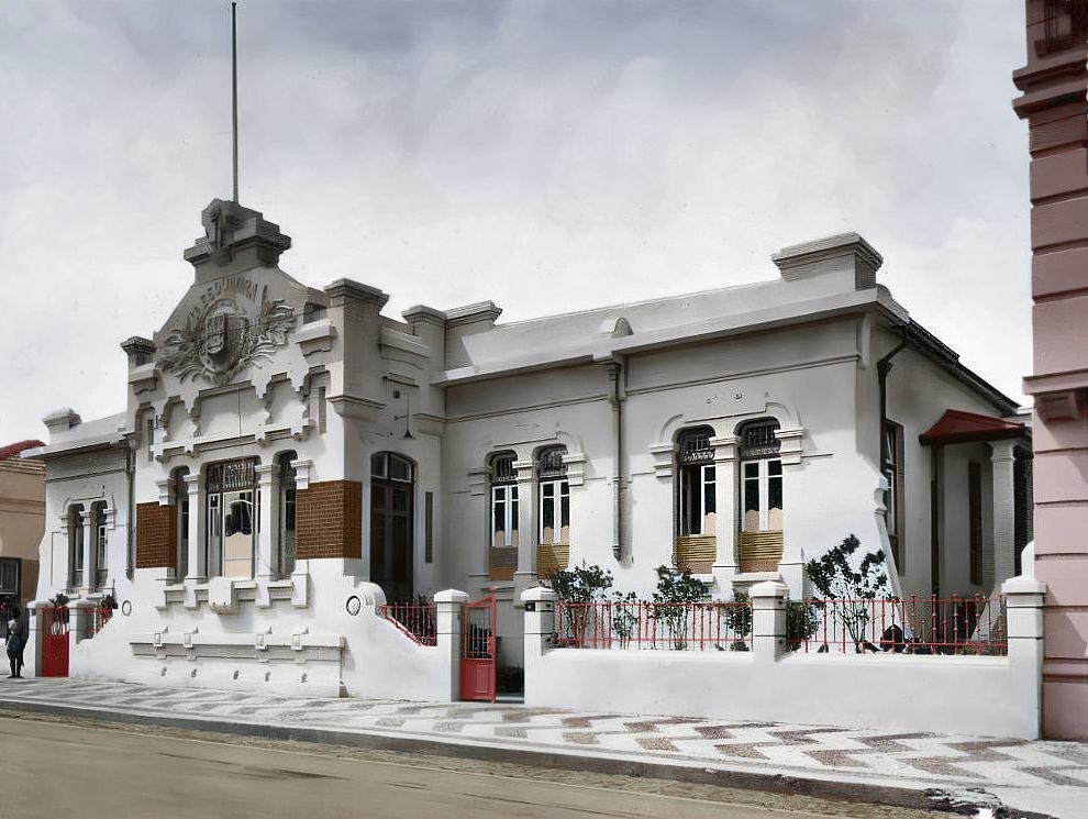 Paisagem urbana de cidade do interior gaúcho, com arquitetura histórica e céu nublado