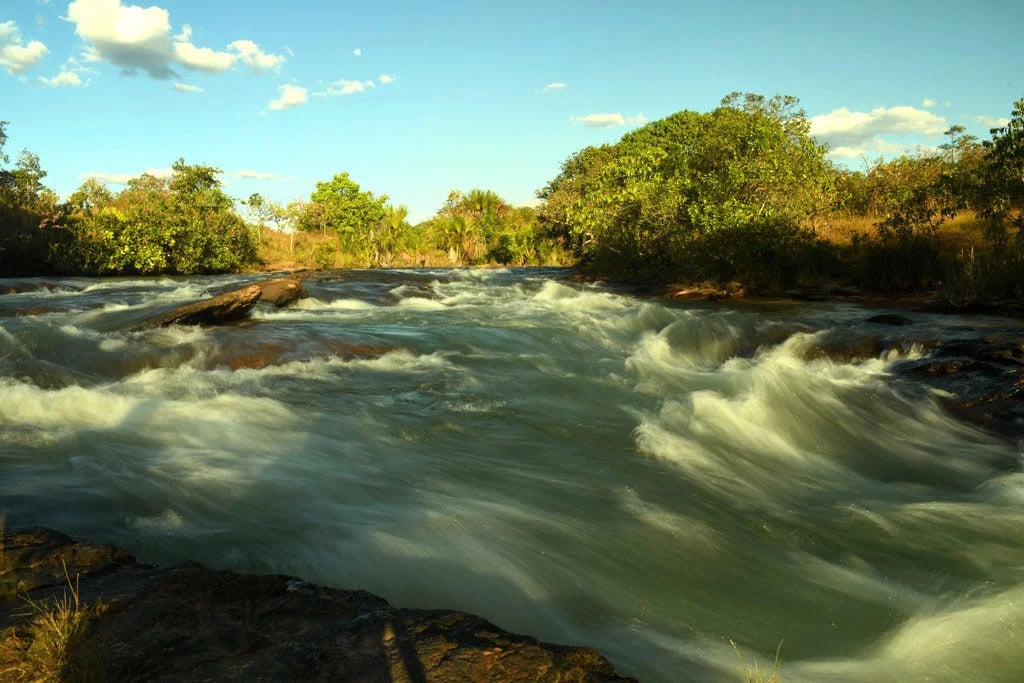 Vista urbana e paisagem natural de Dianópolis, no sudeste do Tocantins, ao entardecer