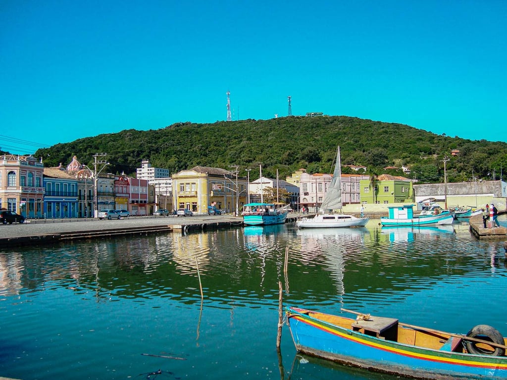 Vista de Laguna, Santa Catarina, com embarcações e casario histórico às margens da lagoa