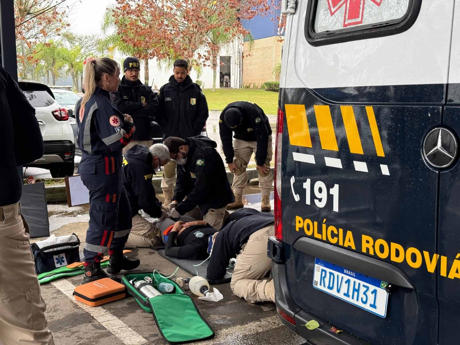 Equipe do SAMU 192 em atendimento pré-hospitalar em área urbana
