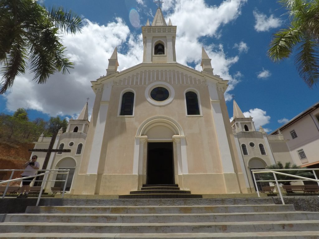 Igreja e paisagem urbana em São Roque do Canaã ES
