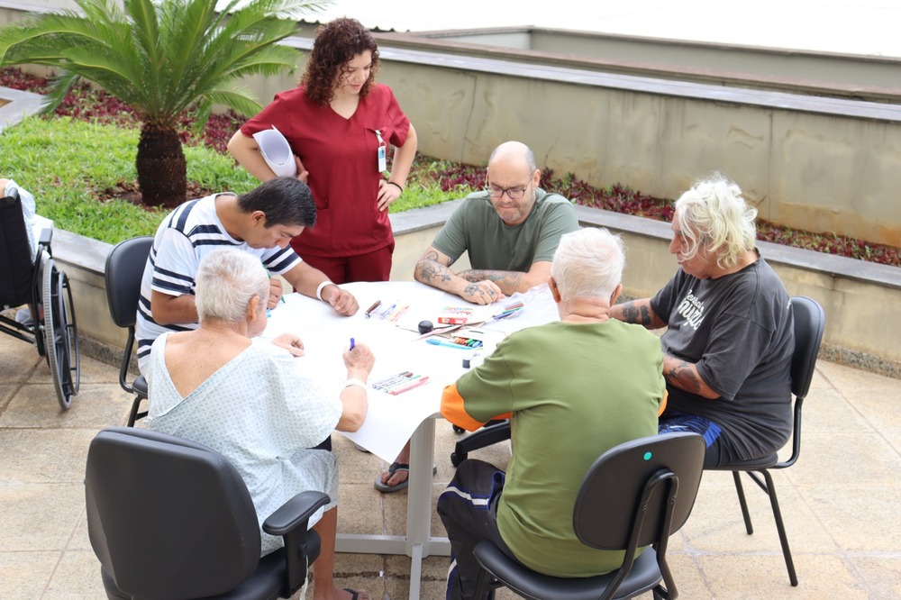 Equipe de saúde em atividade com pacientes (imagem ilustrativa)