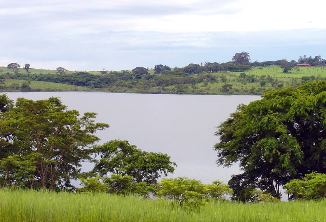 Paisagem de Iacanga SP, com área verde e espelho d’água ao fundo