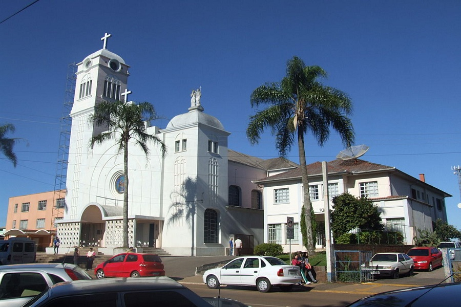 Centro de Campos Novos SC, dia ensolarado, igreja e prédios ao redor