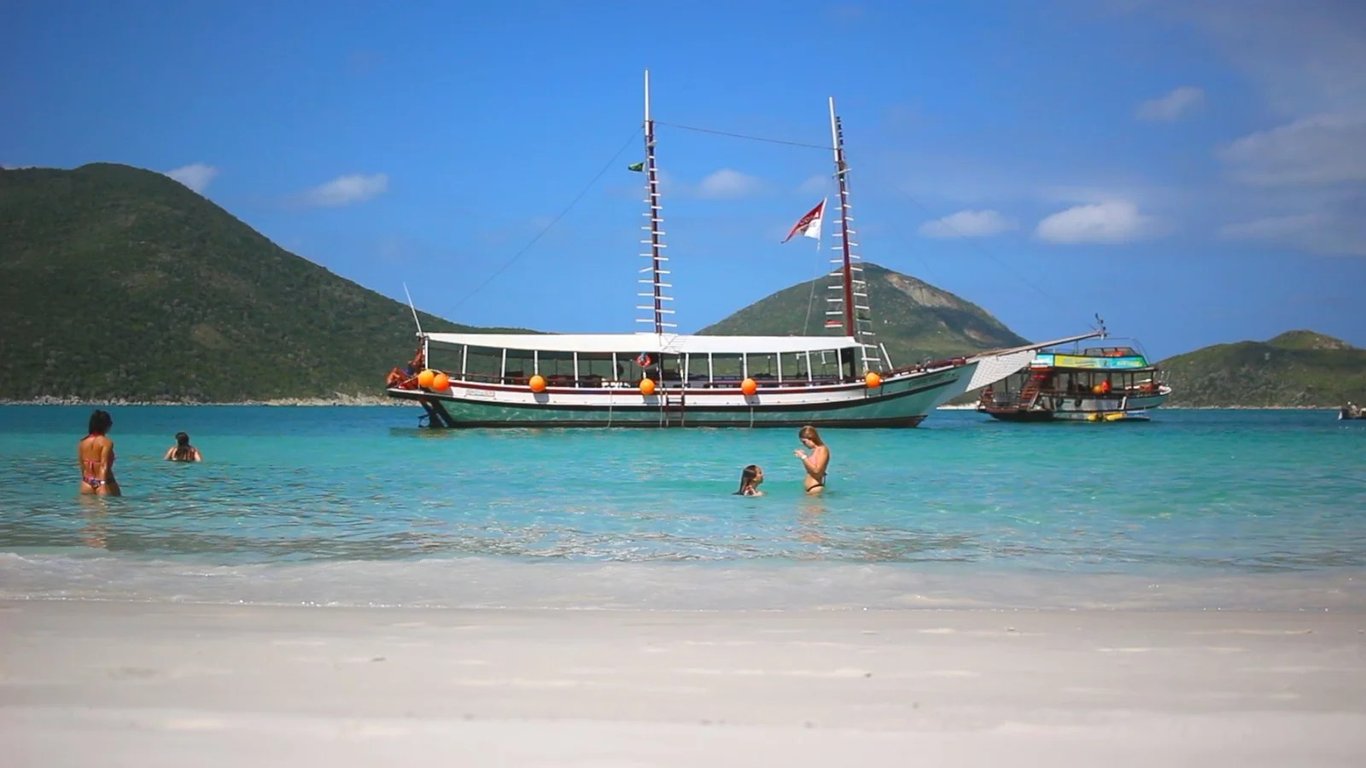 Costa de Arraial do Cabo, mar turquesa e barcos