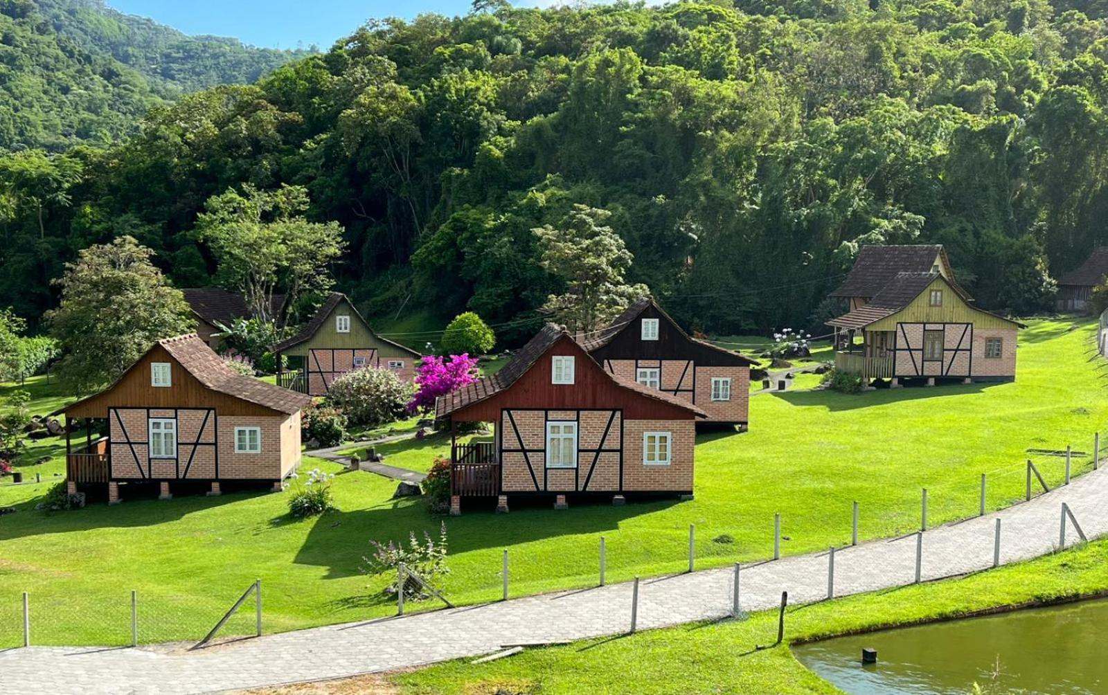 Vista panorâmica de Pomerode, com arquitetura enxaimel e vegetação de morros ao fundo