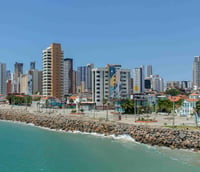 Skyline de Fortaleza visto da Praia de Iracema ao pôr do sol.