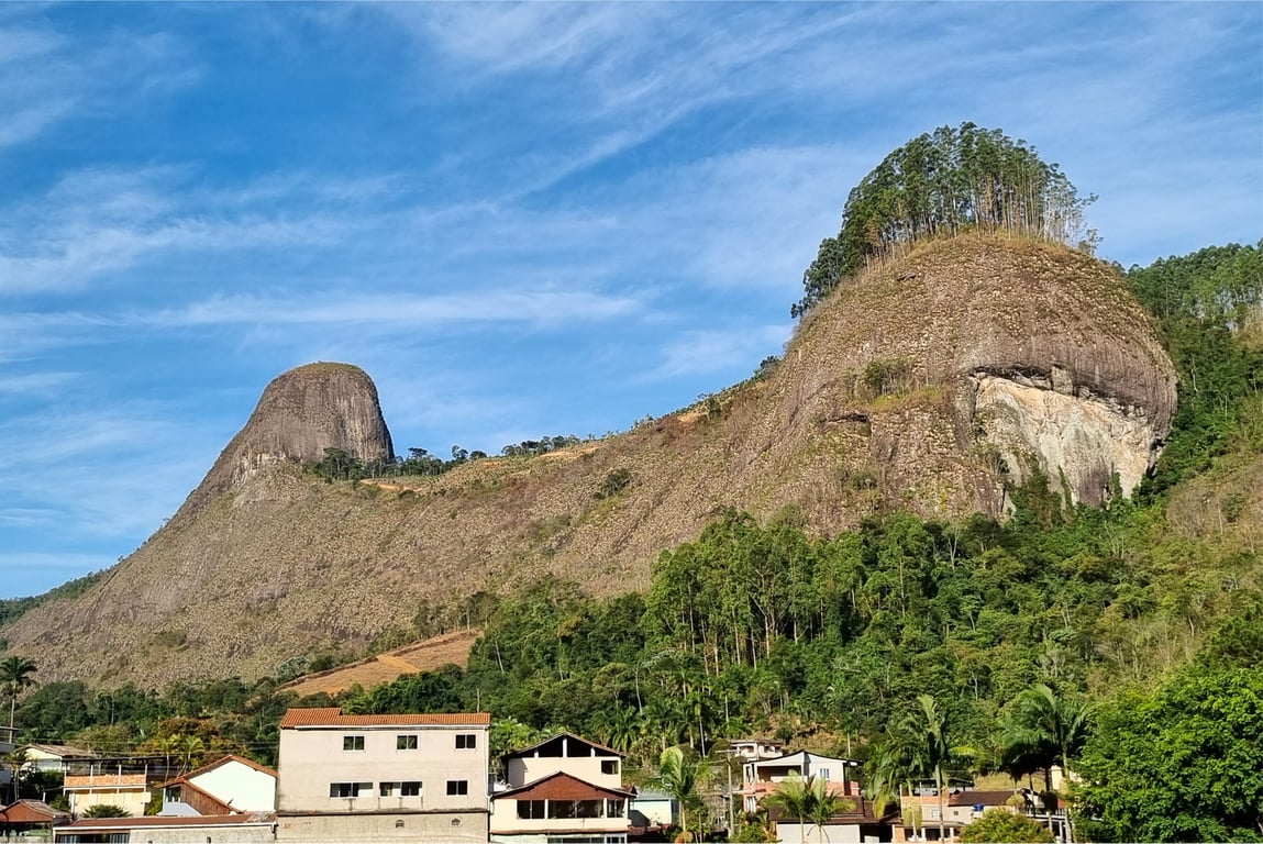 Vista panorâmica de Vargem Alta, com morros verdes ao fundo