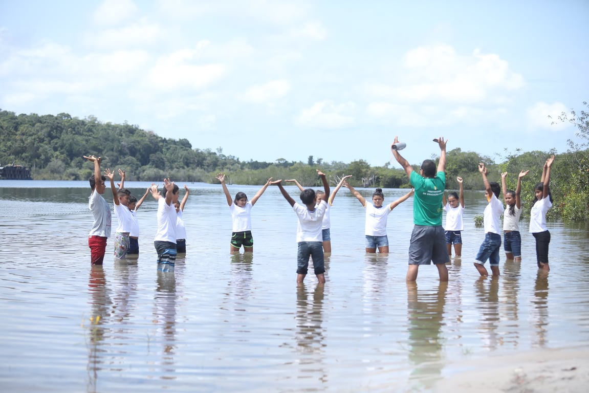 Atividade escolar ao ar livre com estudantes