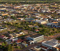 Vista urbana de Pimenta Bueno RO, com áreas residenciais e vegetação típica da região.