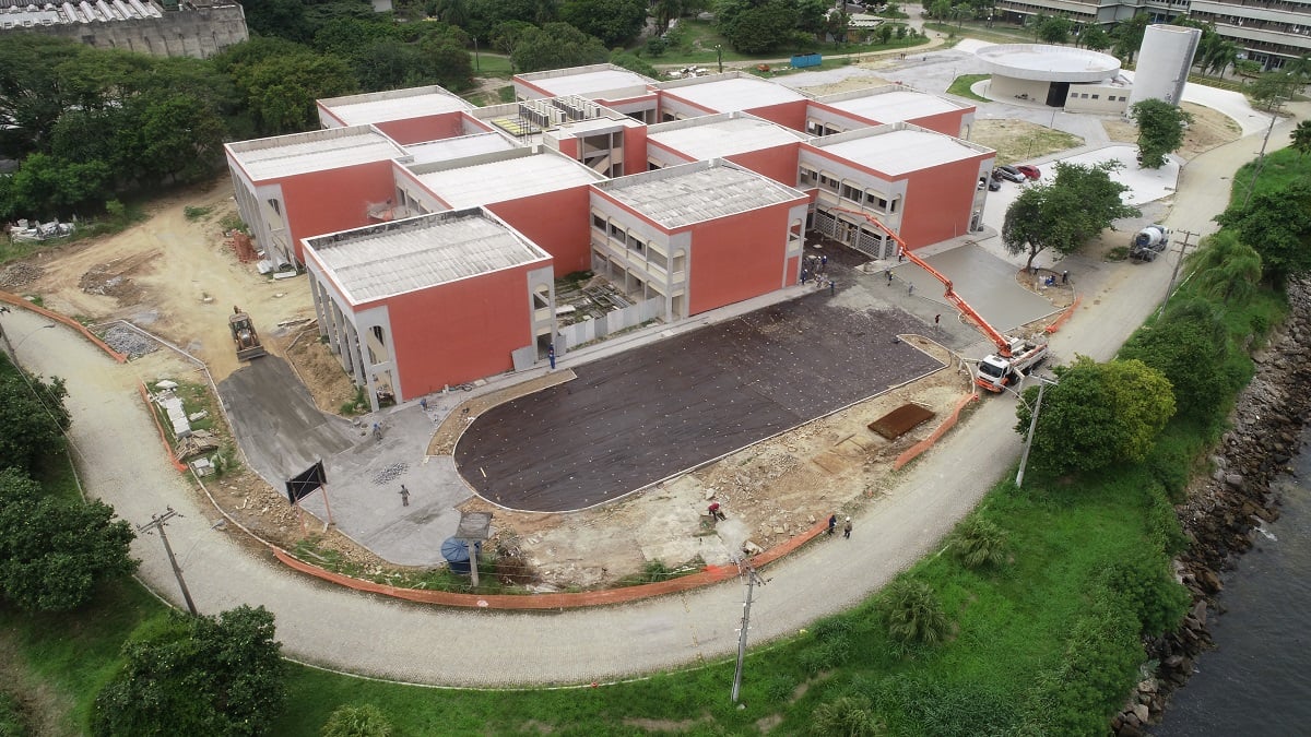 Vista do Campus Gragoatá da UFF, às margens da Baía de Guanabara