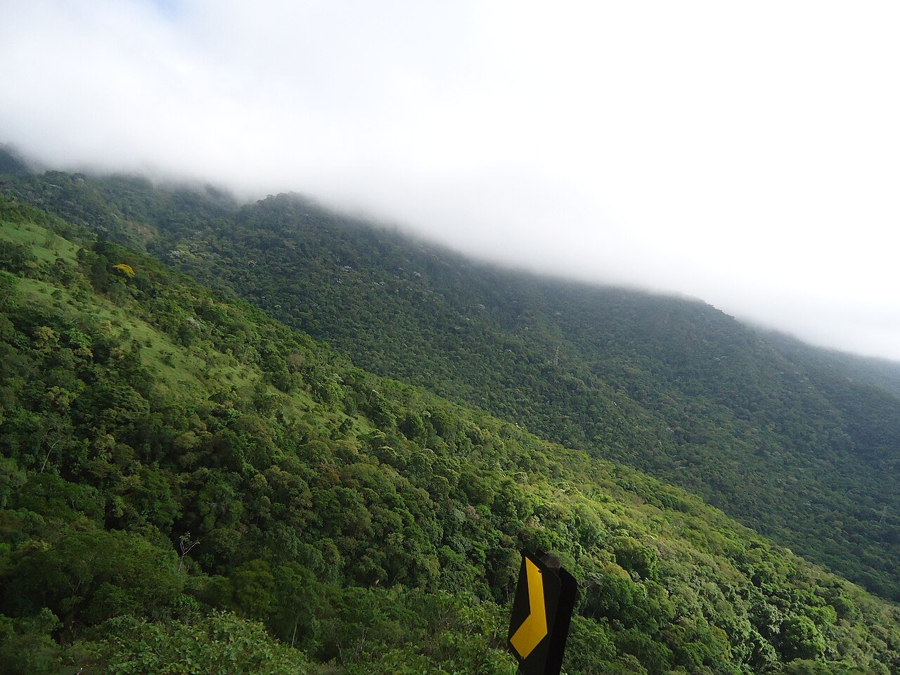 Paisagem verdejante do Maciço de Baturité, com montanhas ao fundo