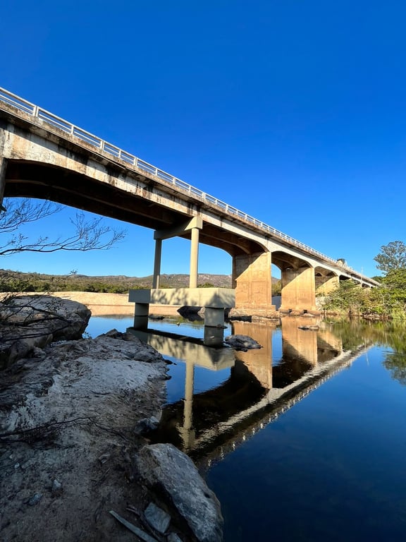 Ponte sobre o Rio Jequitinhonha em Salto da Divisa (MG), em dia claro