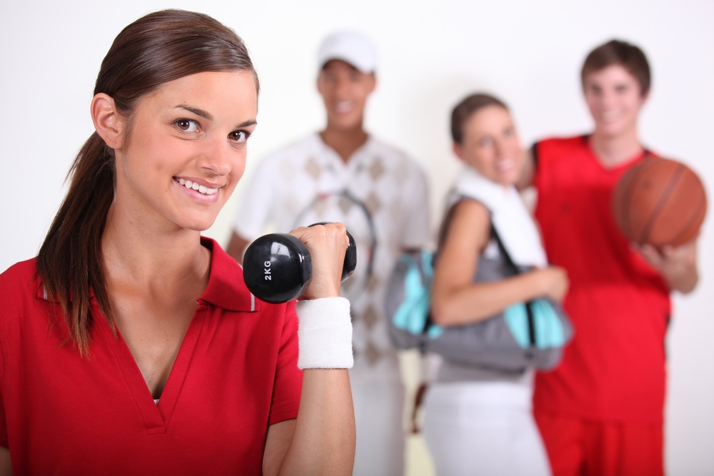 Pessoas em atividade física em ambiente acadêmico, em composição horizontal