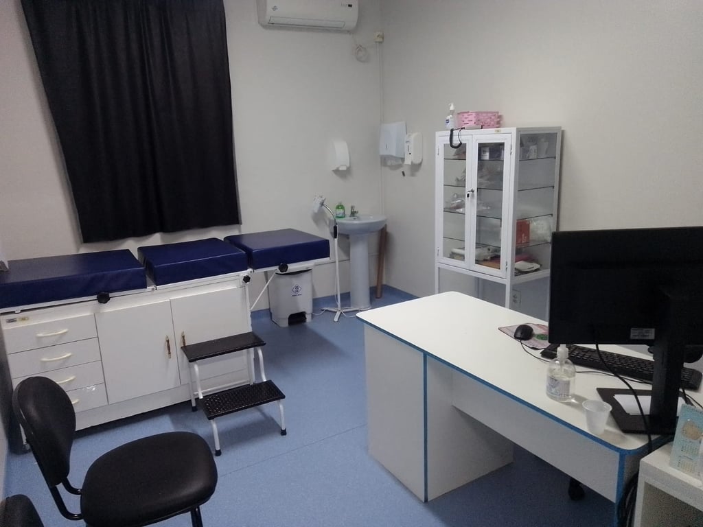 Ambiente interno de maternidade, com equipamentos e mobiliário clínico