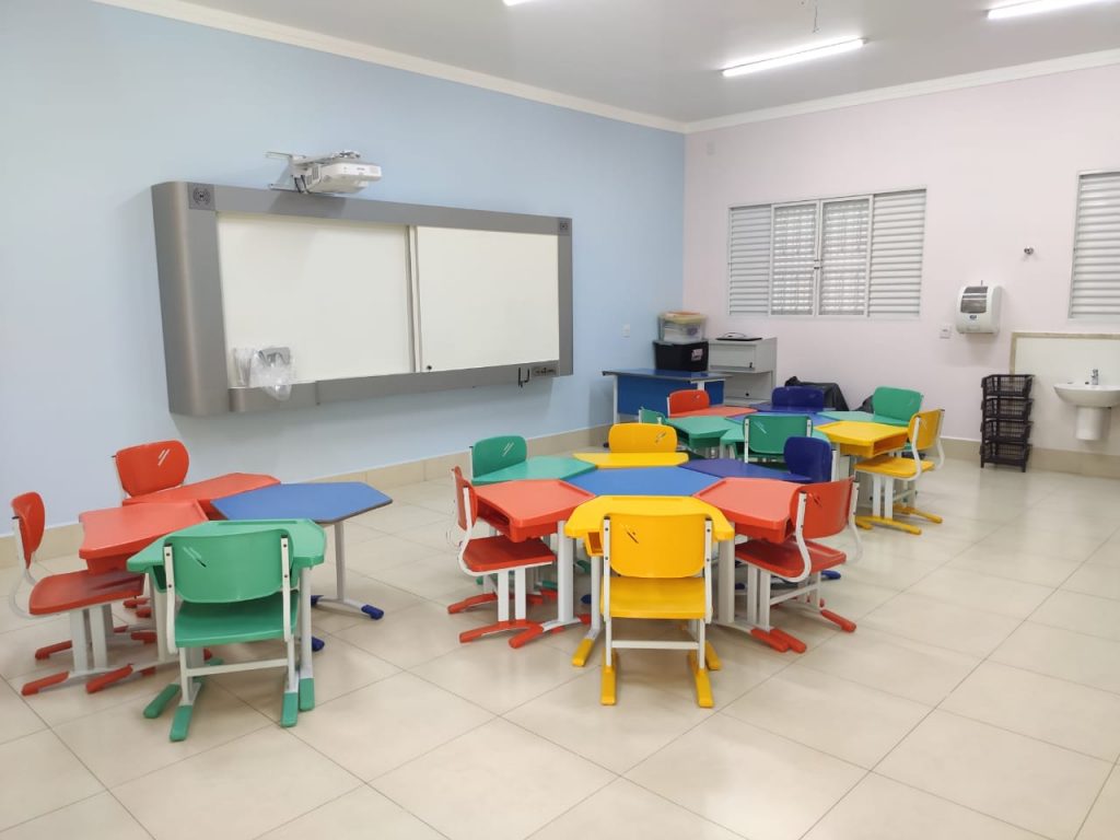 Sala de aula moderna em ambiente de escola técnica