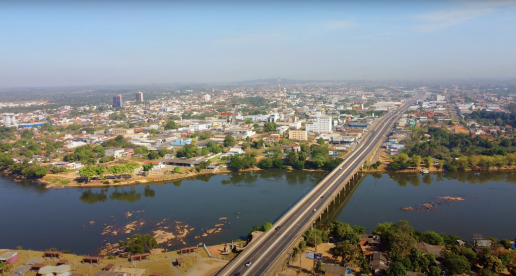 Vista aérea de Ji-Paraná, Rondônia, com o Rio Machado e parte da malha urbana