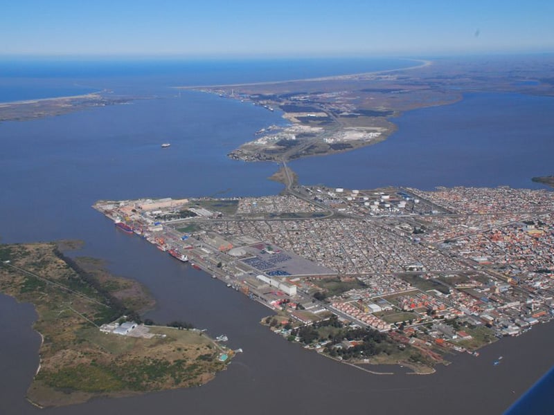 Vista aérea de Rio Grande com porto e navios ao fundo