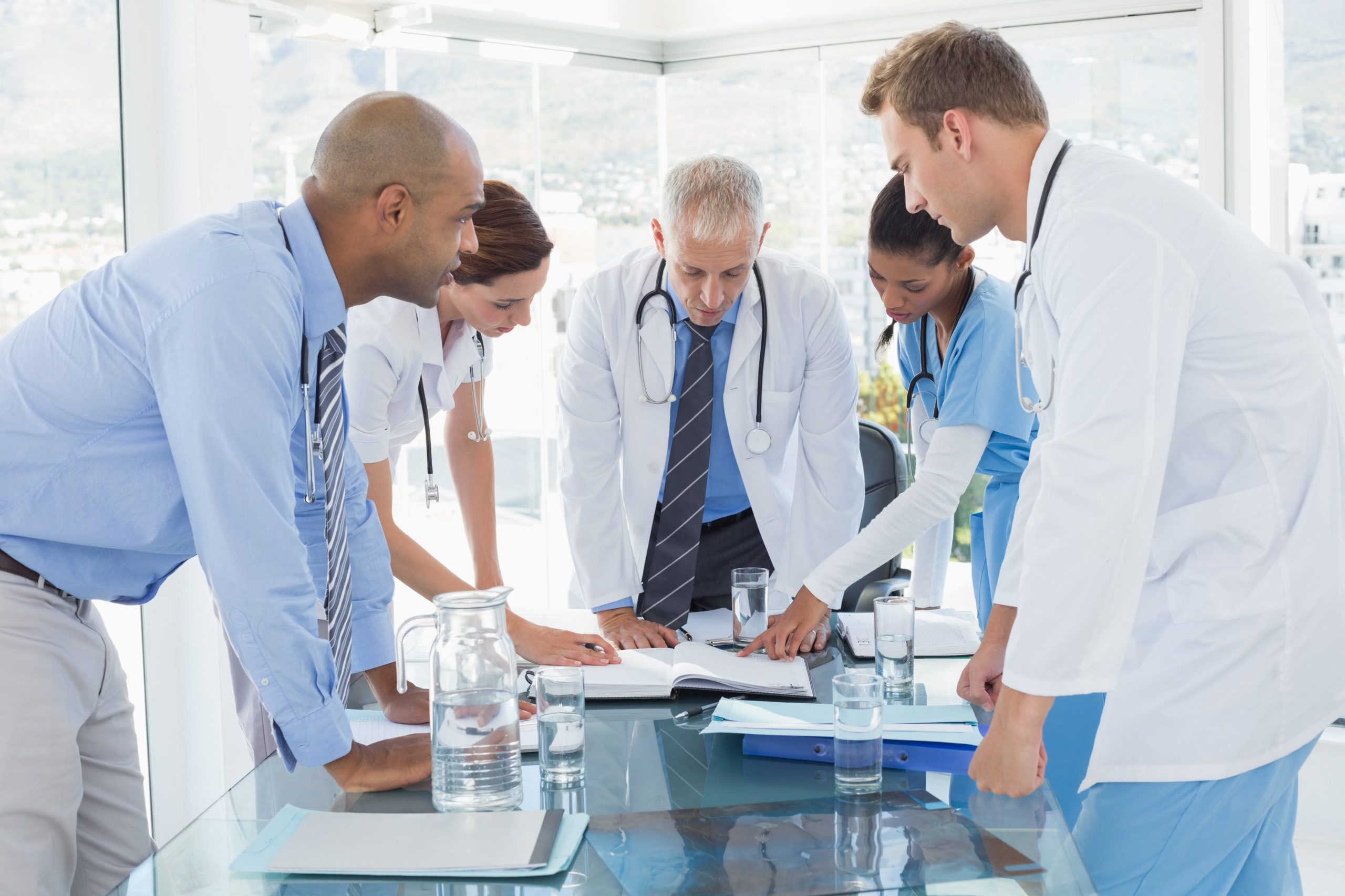 Profissionais da saúde em ambiente hospitalar, em reunião de equipe