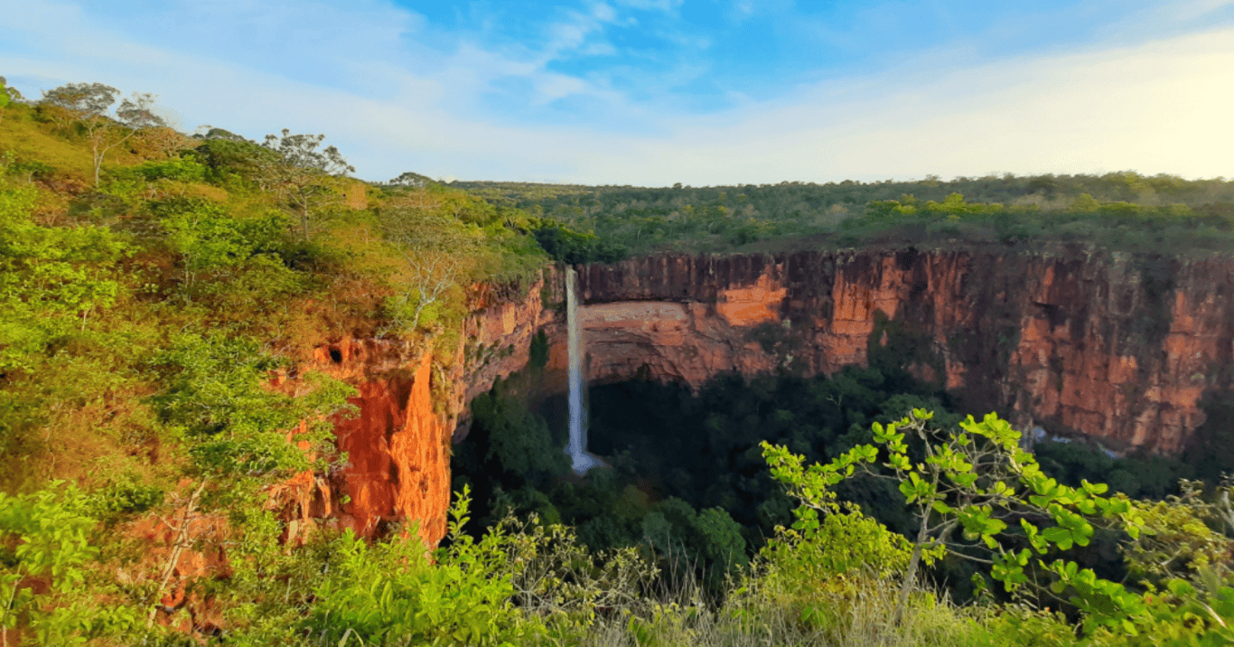 Paisagem do Cerrado em Mato Grosso, com cânion e cachoeira ao fundo