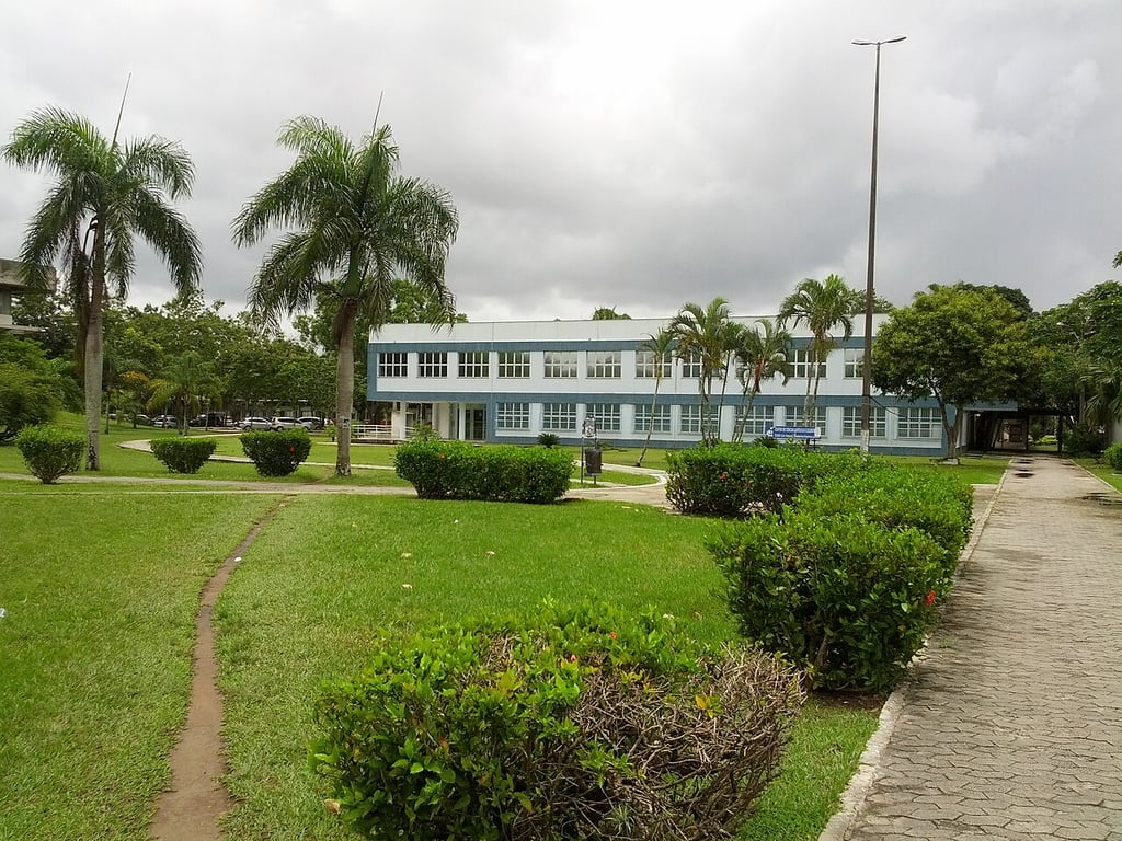 Campus da UFES em Vitória, com áreas verdes e prédios acadêmicos