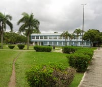 Vista do campus da UFES em Vitória com áreas arborizadas e prédios acadêmicos