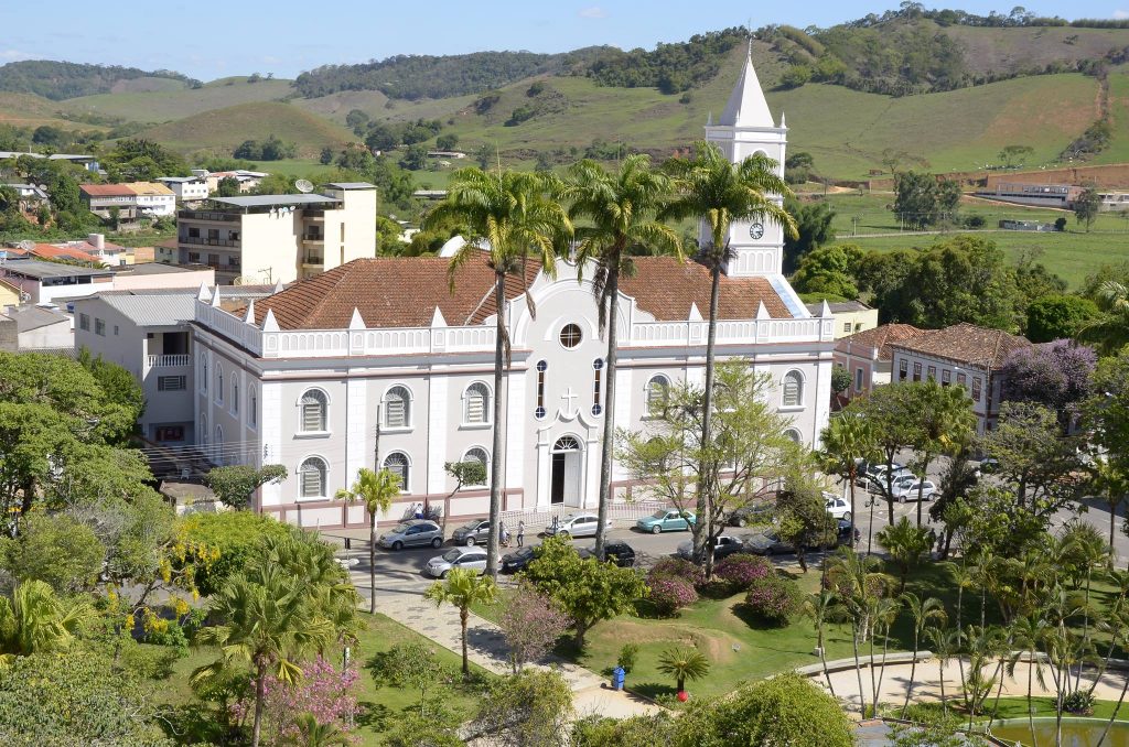 Vista aérea de Rio Pomba MG, na Zona da Mata, com o centro urbano e igrejas ao fundo
