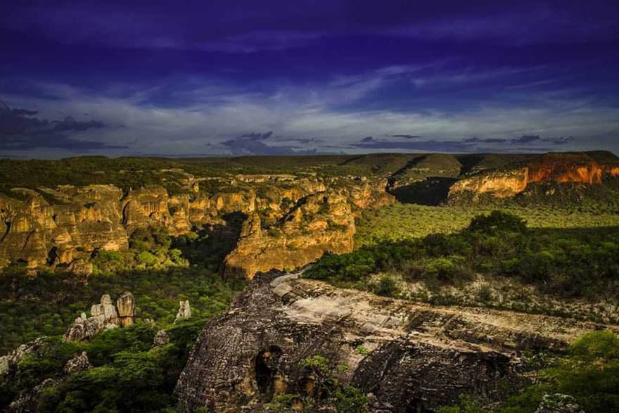 Paisagem do Parque Nacional da Serra da Capivara ao pôr do sol