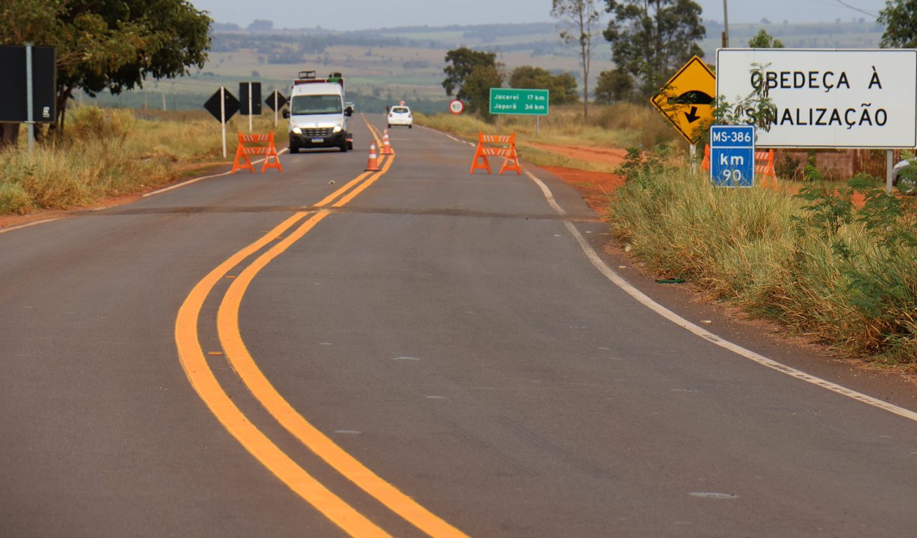 Vista aérea do interior de Mato Grosso do Sul ao entardecer, com vias e áreas verdes