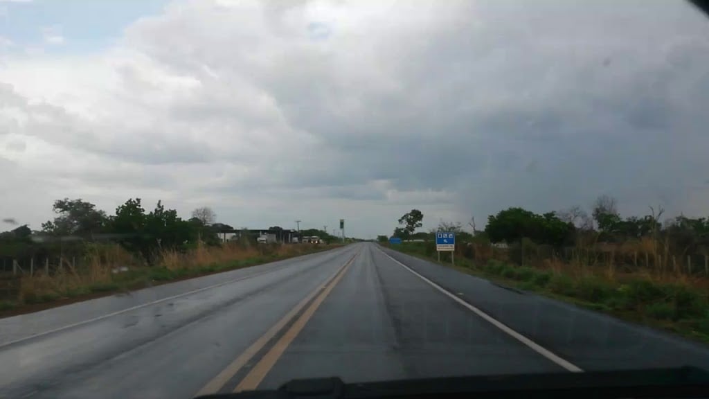 Rodovia brasileira com tráfego de caminhões ao entardecer
