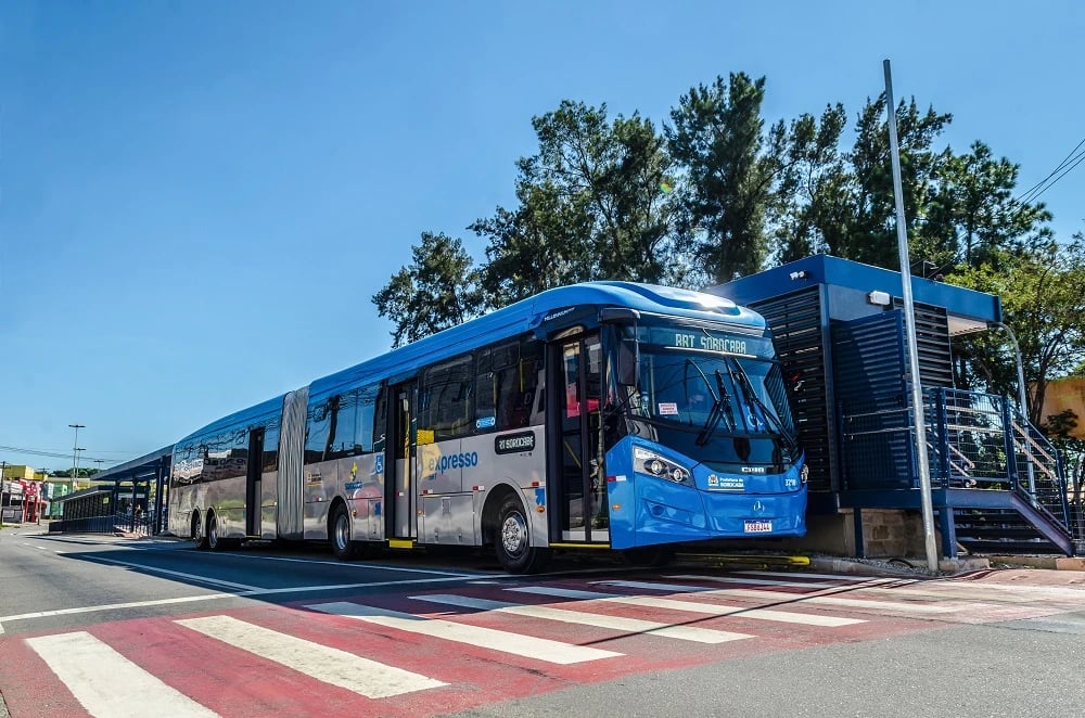 Ônibus articulado em via expressa dedicada