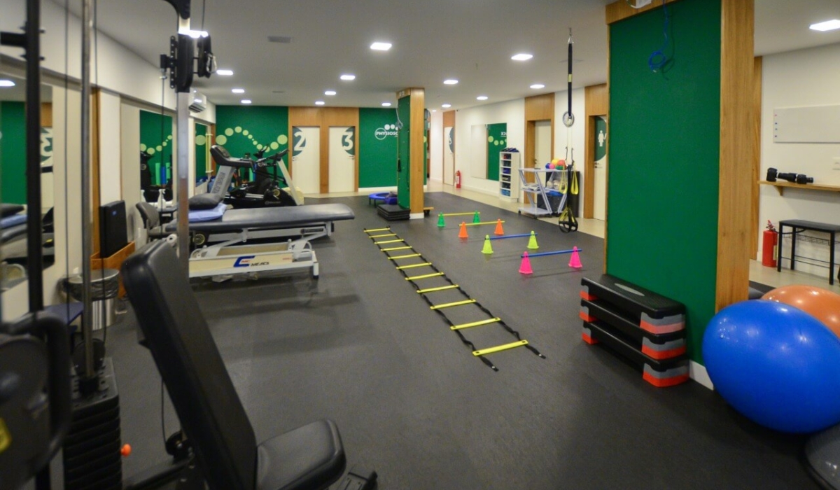 Clínica de fisioterapia com equipamentos de reabilitação