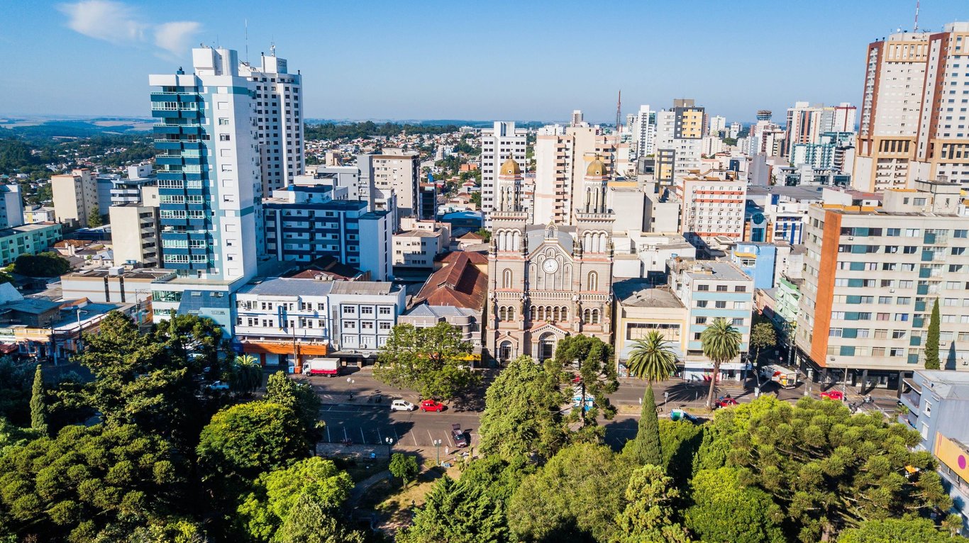 Vista aérea de Passo Fundo RS, com área urbana destacada sob céu aberto