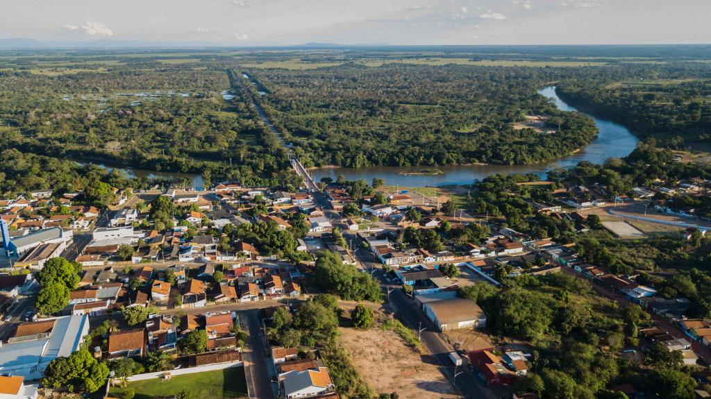 Vista aérea de Barra do Bugres MT com o rio Paraguai ao fundo, ao entardecer